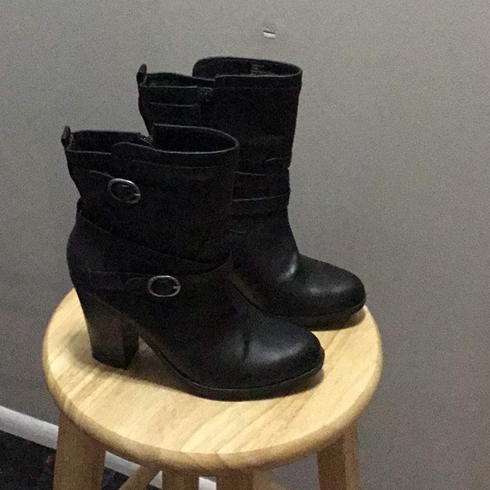 Women’s above the ankles Black Leather Boots Sz 7